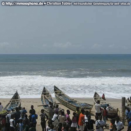 Ghana, Fischerboote am Meer (Hilfe für Ghana, http://mmoaghana.de)