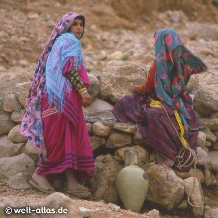 Farbenprächtig gekleidete Frauen beim Wasserholen