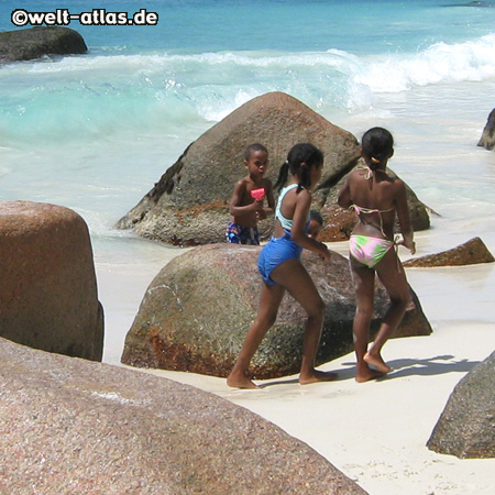 Anse Lazio, Praslin, spielendeKinder zwischen Granitfelsen