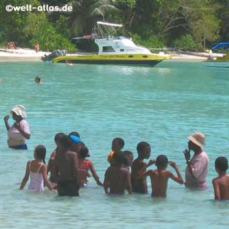 Kinder, Schwimmunterricht, Strand, Port Launay, Mahé, Seychellen