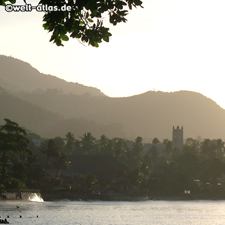 Blick auf Bel Ombre, Strand Beau Vallon