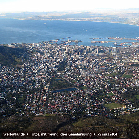 Kapstadt, Blick vom Tafelberg Richtung Waterfront und HafenFoto: ©mika2404