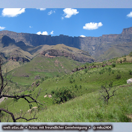 Amphitheatre of Drakensberg Mountains, rock wall in Kwazulu Natal, Foto: ©mika2404