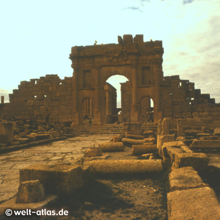 Sufetula  or Sbeitla, Ruins of Roman settlement, Arch of Antonius Pius