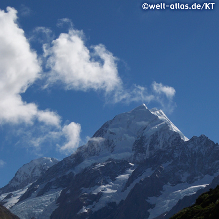 Peak of Mount Cook or Aoraki