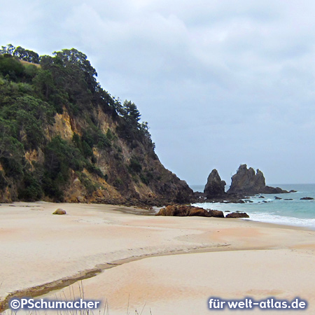 Felsen und Strand an der Cromandel Halbinsel, Neuseeland, Nordinsel – Foto:© Peter Schumacher