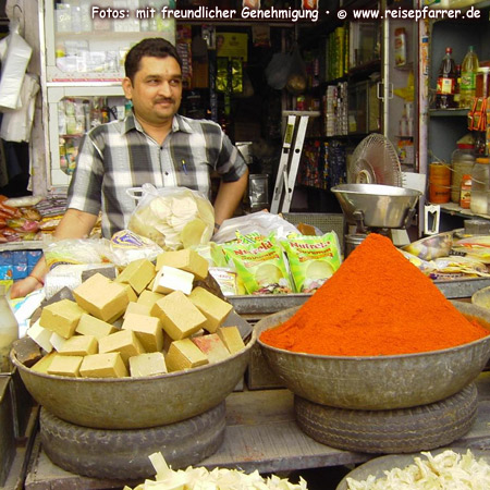 selling spices at the market, JodhpurFoto:© www.reisepfarrer.de