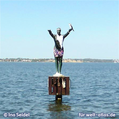 Vor der Küste von Perth auf dem Swan River in Matilda Bay steht die Statue der "Eliza", die Skulptur wird immer wieder mit verschiedener Kleidung und Gegenständen kostümiert - Foto: Copyright Ina Seidel