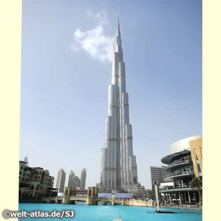 Der Burj Khalifa in Downtown Dubai ist das höchste Gebäude der Welt (829.8 m)