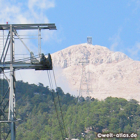 Blick aus der Kabine auf die Gipfelstation des Berges Tahtali, 2.365 m. Seilbahn Sea to Sky