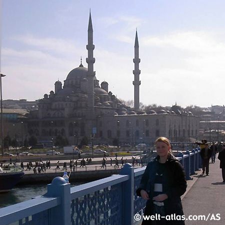 Die Yeni Moschee in Eminönü von der Yeni Galata Brücke