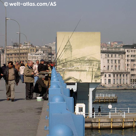 Angler angeln ihren Lebensunterhalt von der Galata Brücke aus.