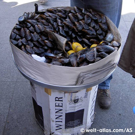 Gefüllte Muscheln zum Sofortverzehr, Straßenverkauf in Istanbul