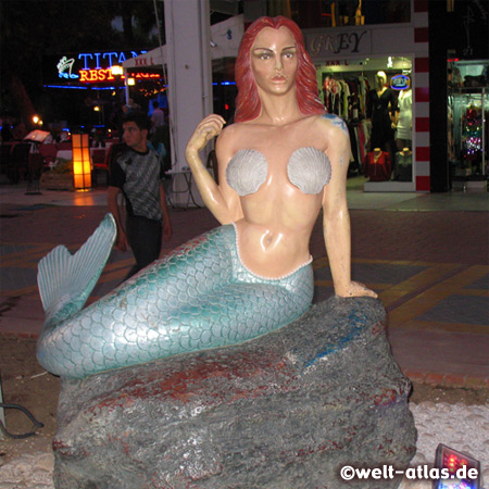 Meerjungfrau in der Fußgängerzone von Kemer