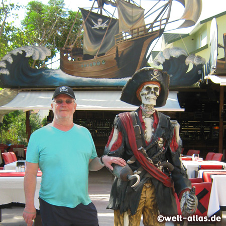 Fan of FC St. Pauli meets a pirat in front of a restaurant, Kemer