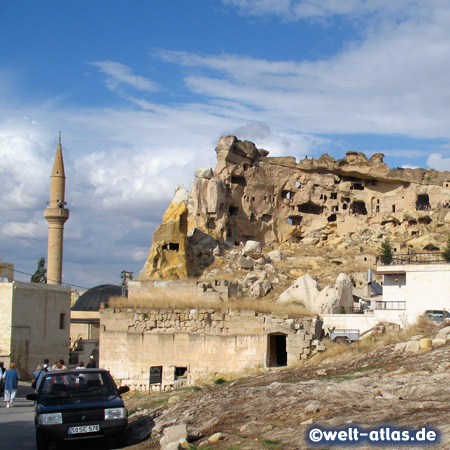 Minarett der Moschee von Cavusin, 3 Kilometer entfernt von Göreme. Cavusin eine der ältesten Siedlungen in dieser Gegend