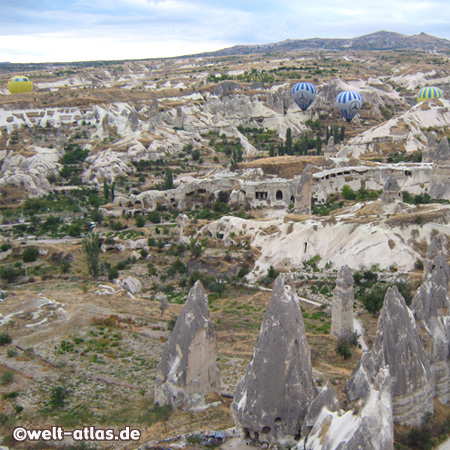Heissluftballons über dem Göreme-Tal, UNESCO-Welterbe