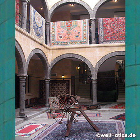 Die Teppichknüpferei ist in einem wunderschönen alten Palast untergebracht
