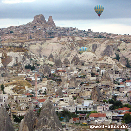 Blick aus dem Ballon auf Göreme, in der Ferne liegt der Felsen von Uçhisar,Göreme gehört zum UNESCO-Welterbe