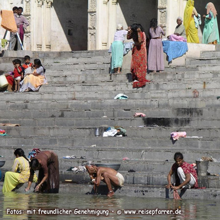 Frauen beim Waschen am Ghat in Udaipur, Ghats sind Treppen, die zum Wasser führen.Foto:© www.reisepfarrer.de