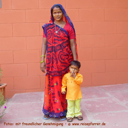 young lady with her son, IndiaFoto:© www.reisepfarrer.de