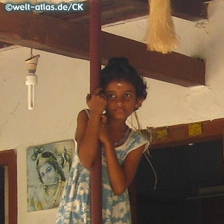 Kleines Mädchen vor dem Haus, Karnataka Indien