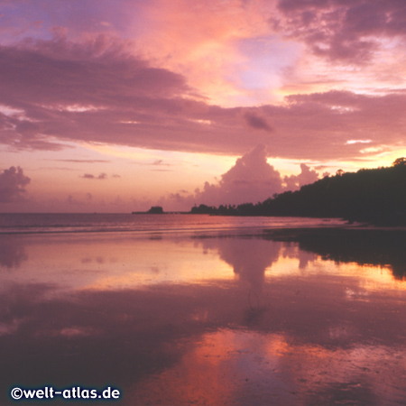 Sonnenuntergang in Goa am Vainguinim Beach, Blick Richtung Dona Paula