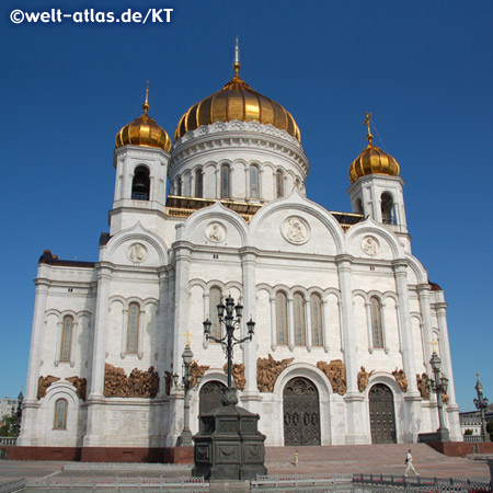 Die goldenen Kuppeln der Christ-Erlöser-Kathedrale in Moskau am Ufer der Moskwa