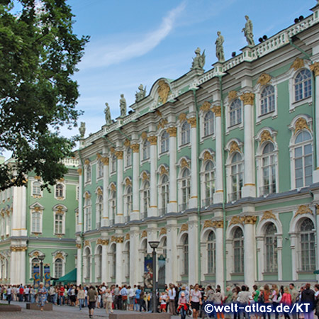 Vor der Eremitage bilden sich lange Besucherschlangen, sie ist eines der bedeutenden Kunstmuseen der Welt im Winterpalast in St. Petersburg 