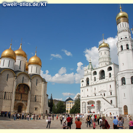 Kathedralenplatz, zu den Kathedralen im Moskauer Kreml gehören die Mariä-Entschlafens-Kathedrale und rechts die Erzengel-Michael-Kathedrale mit dem Glockenturm Iwan der Große