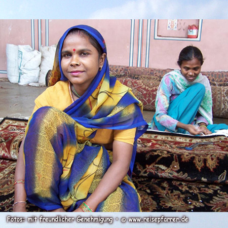 Junge Frauen beim Teppichhändler in Jaipur, Rajasthan IndienFoto:© www.reisepfarrer.de