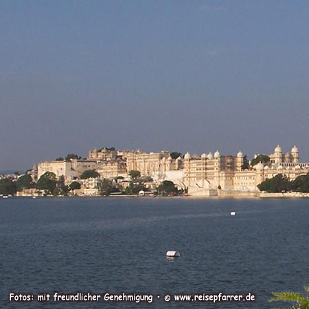 Overlooking the lake Pichola, City Palace at Udaipur, RajasthanFoto:© www.reisepfarrer.de