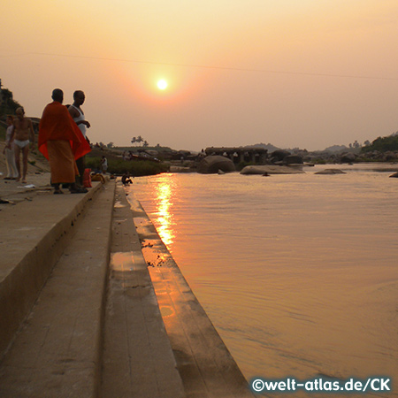 Sonnenuntergang bei den Ghats am Tungabhadra River, Hampi