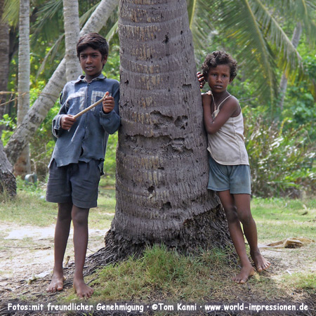 children, leaning at a palmtree, Sri Lanka