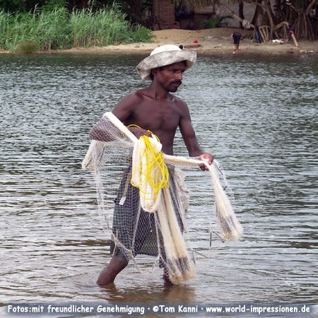 Fischer beim Reinigen der Netze, Sri Lanka