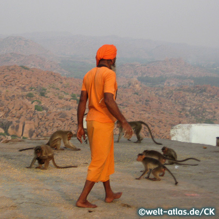 Sadu mit Affen am Hanuman Tempel, Monkey Tempel auf dem Anjanaya Hill, Hampi, Indien