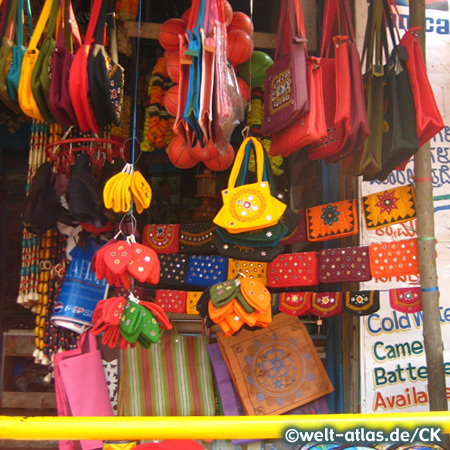 Buntes Angot und Einkaufsvergnügen in Hampi