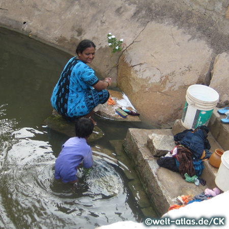 Frau am Waschplatz in Hampi