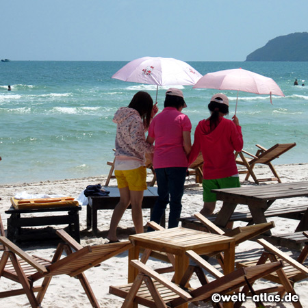 Drei junge Frauen beim Strandspaziergang, Sao Beach ist einer der schönsten Strände an der Ostküste der Insel Phu Quoc