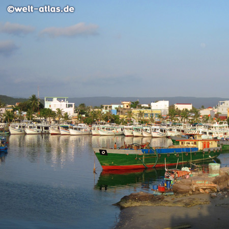 Blick vom Tempel Cau Dinh in Duong Dong auf den Hafen