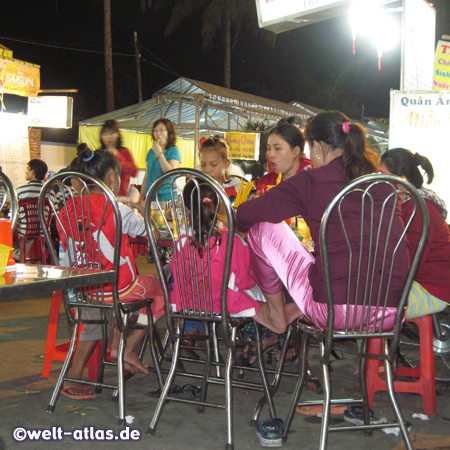 Auch viele junge Leute treffen sich zum Essen auf dem Nachtmarkt in Duong Dong
