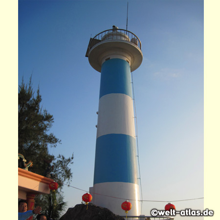 Leuchtturm am Cau Dinh Felsentempel in Duong Dong an der Mündung des Duong Dong River, Phu Quoc 