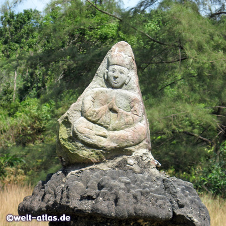 Kleine Statue auf einem Felsen, gesehen auf der Insel Phu Quoc,mitten auf dem Land nahe Ong Lang Beach