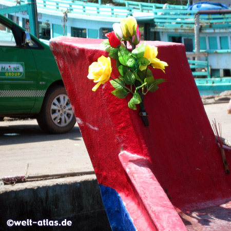 Blumen schmücken den Bugs eines Fischerbootes im Hafen von An Thoi