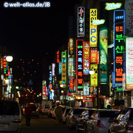 Leuchtreklame bei Nacht, Busan