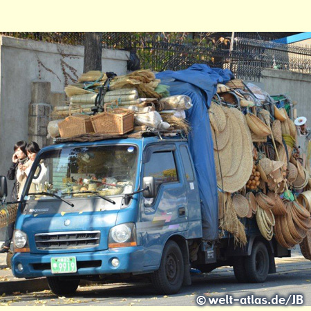 Incredible way of transportation of goods, Seoul