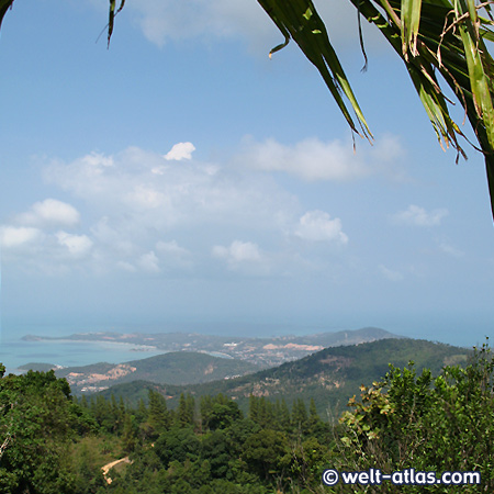 Blick aus den Bergen aufs Meer