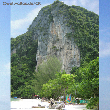 Koh Phi Phi, Felsen am Strand