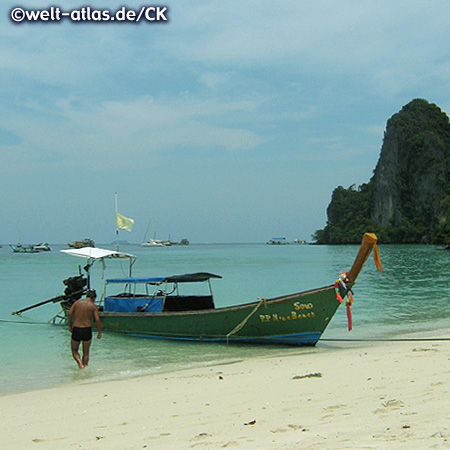 Longtail-Boot am Strand, Koh Phi Phi