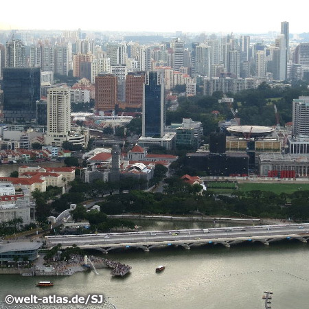 Blick über die Bucht auf Downtown Singapur – in der Bildmitte Gebäude (Victoria Theatre and Memorial Hall)aus der Kolonialzeit 